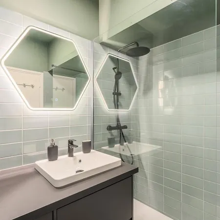 Charming 2 Bedroom - Old Apartman