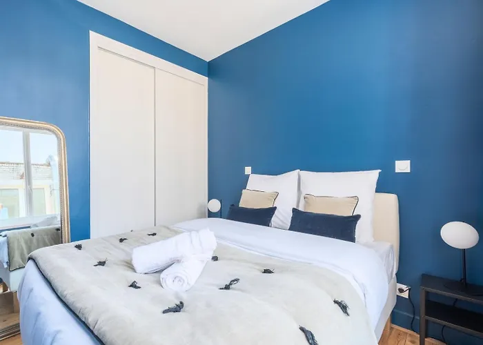 Charming 2 Bedroom - Old Apartment *